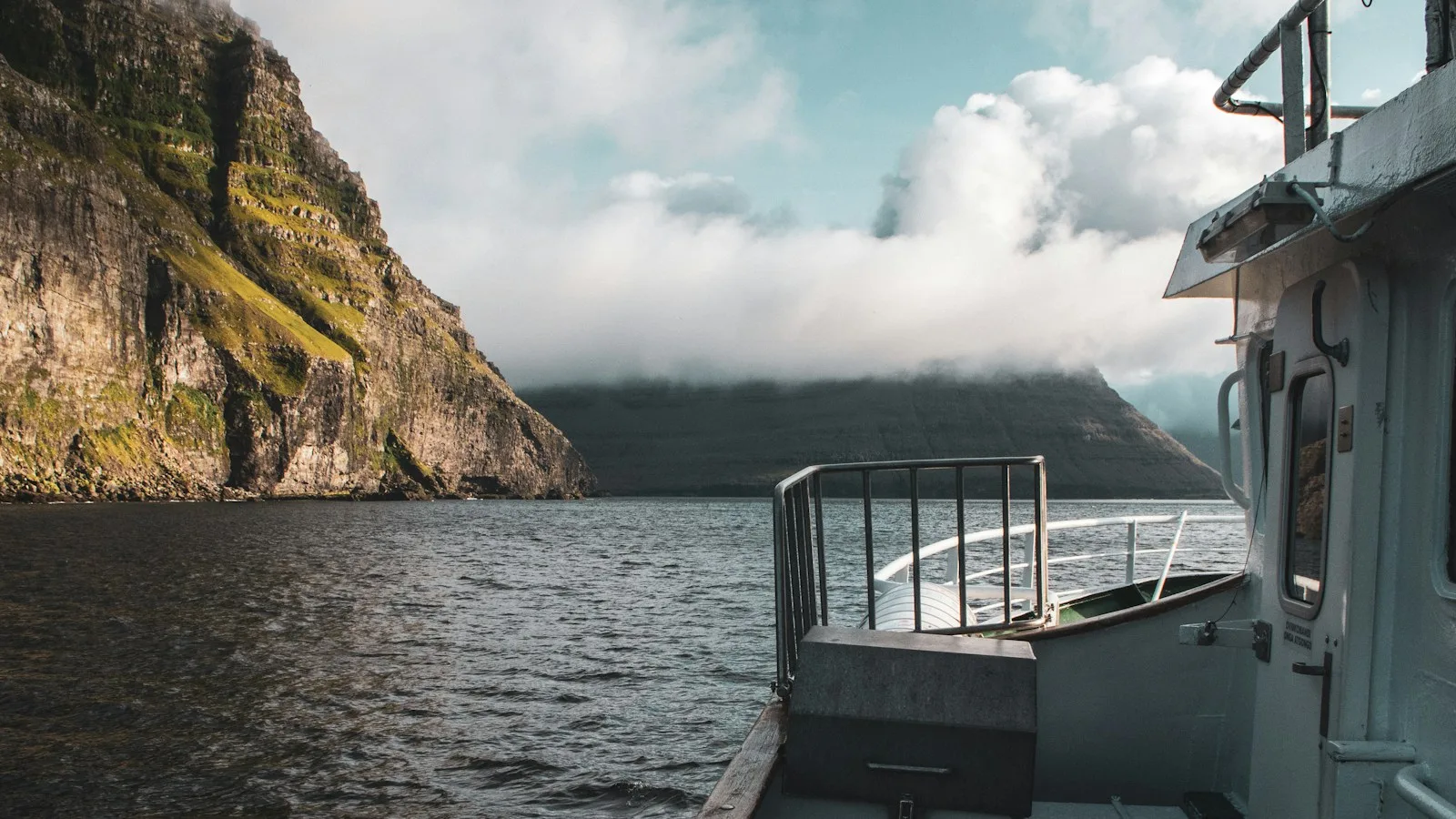 Falaises de Vestmanna vues depuis un bateau d'excursion aux îles Féroé