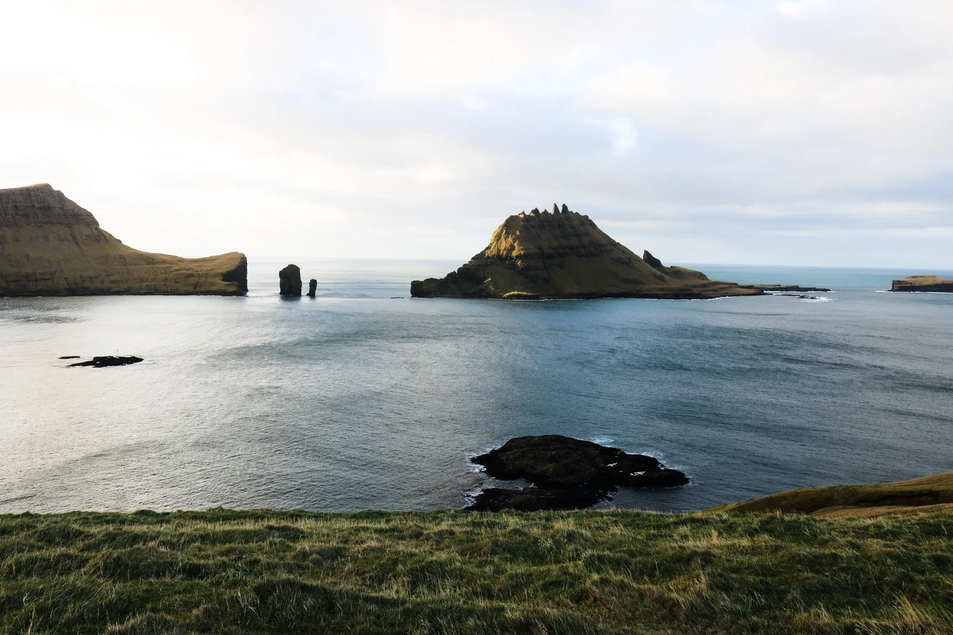 Table dressée pour un dîner heimablídni dans une maison féroïenne aux Îles Féroé