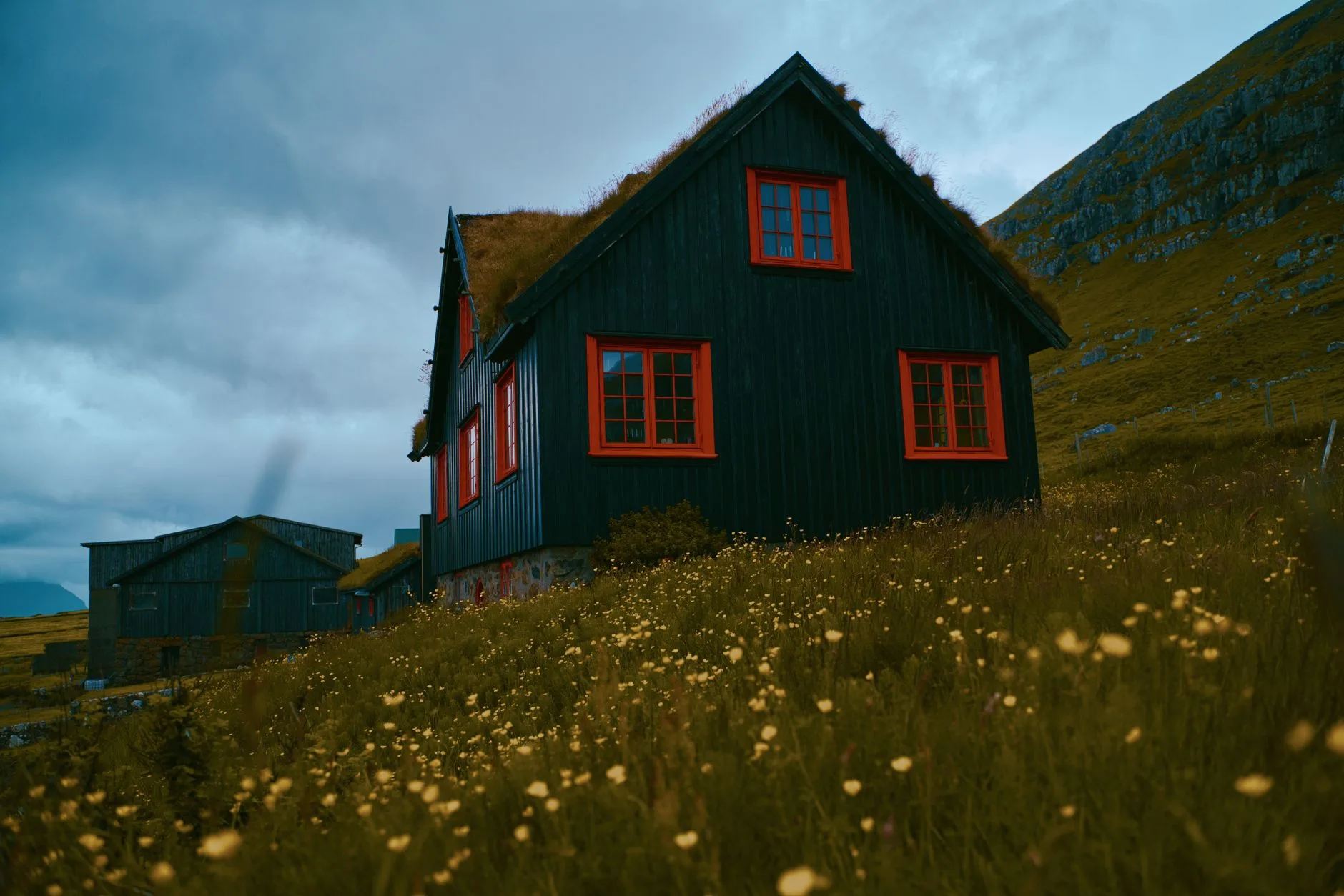 Le village historique de Kirkjubøur au bord de la mer, au sud de Tórshavn aux îles Féroé