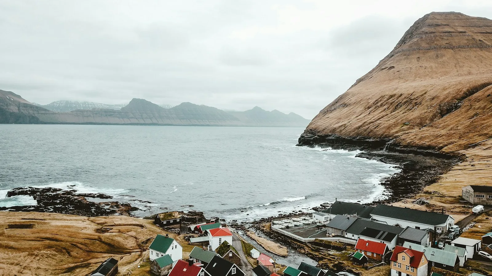 Appartement familial avec vue sur un fjord aux Îles Féroé, valises et poussette dans l'entrée