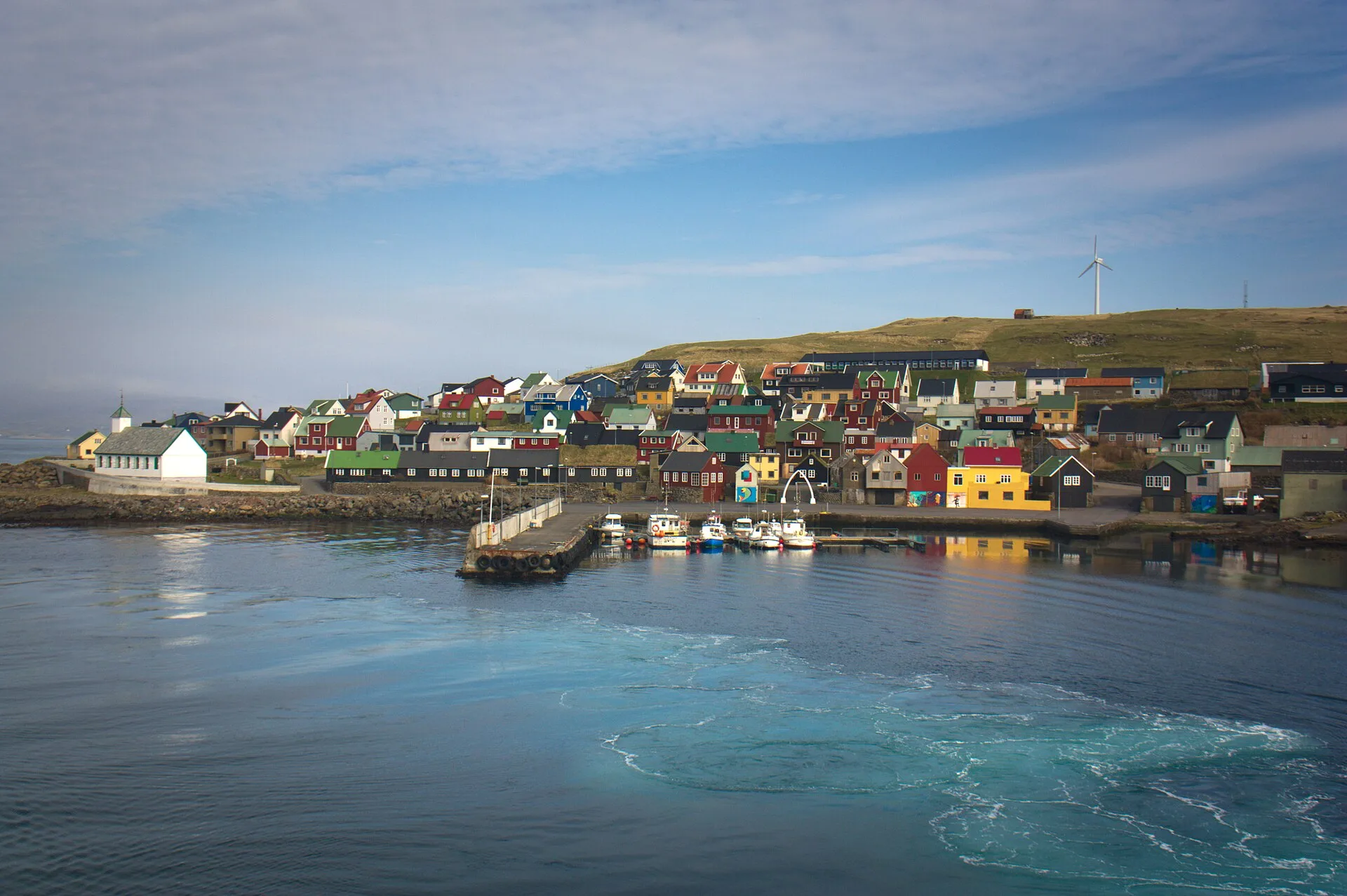 Le village de Nólsoy et sa baie, face à Tórshavn aux îles Féroé