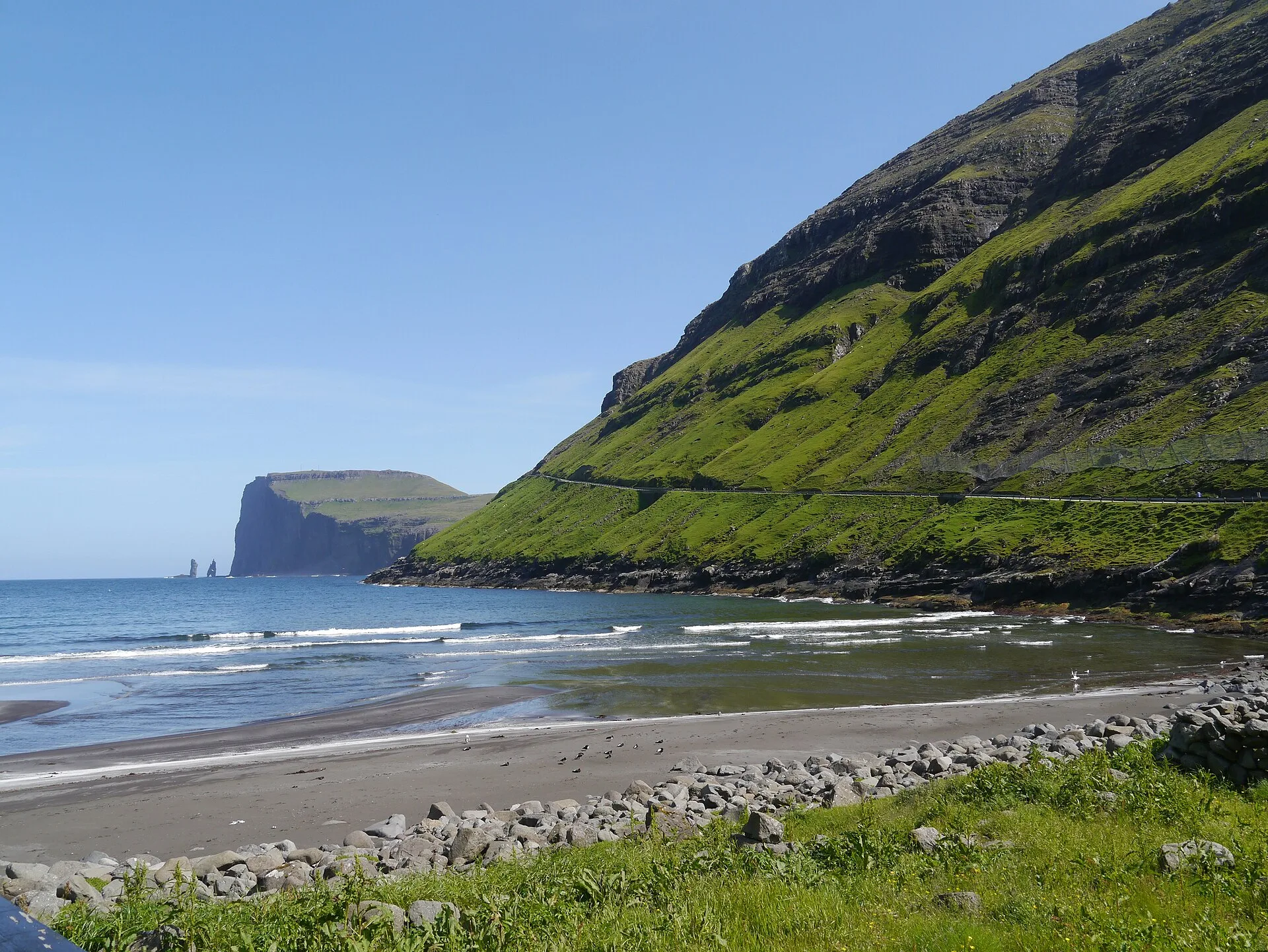 La plage de sable noir et la vue sur Risin et Kellingin