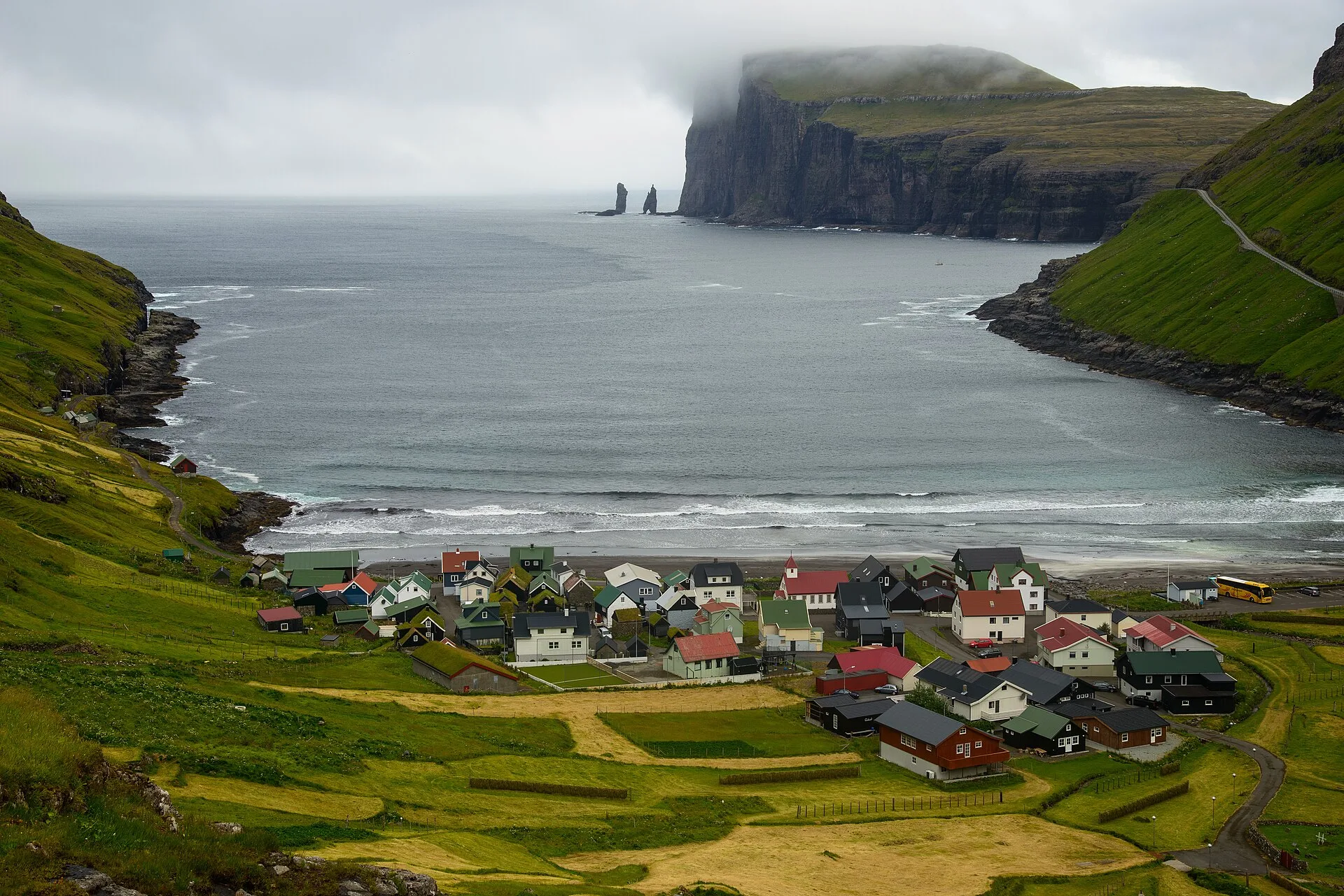 Le village de Tjørnuvík au-dessus de sa plage de sable noir, au nord de Streymoy, aux îles Féroé