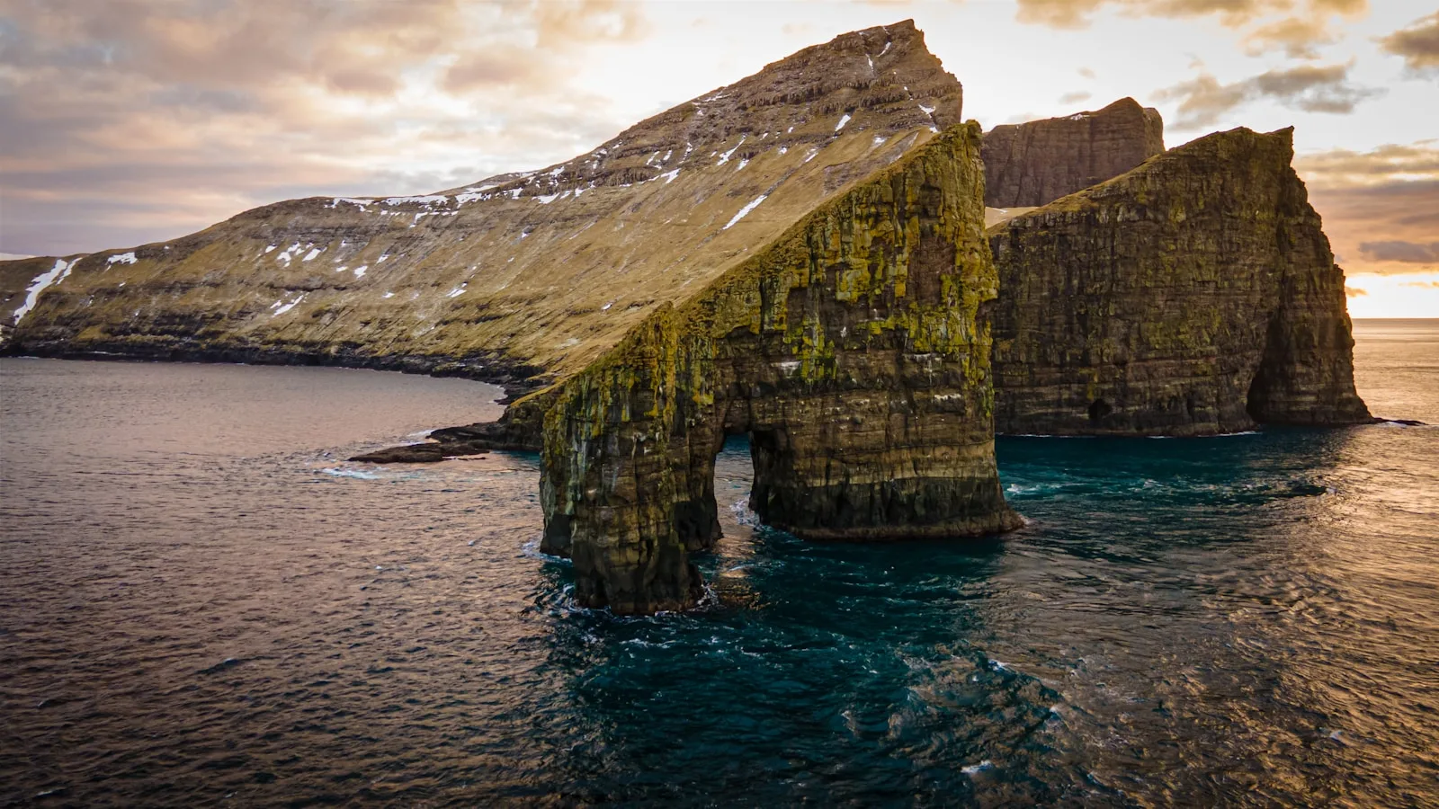 Eiði et les Deux Géants (Risin og Kellingin)