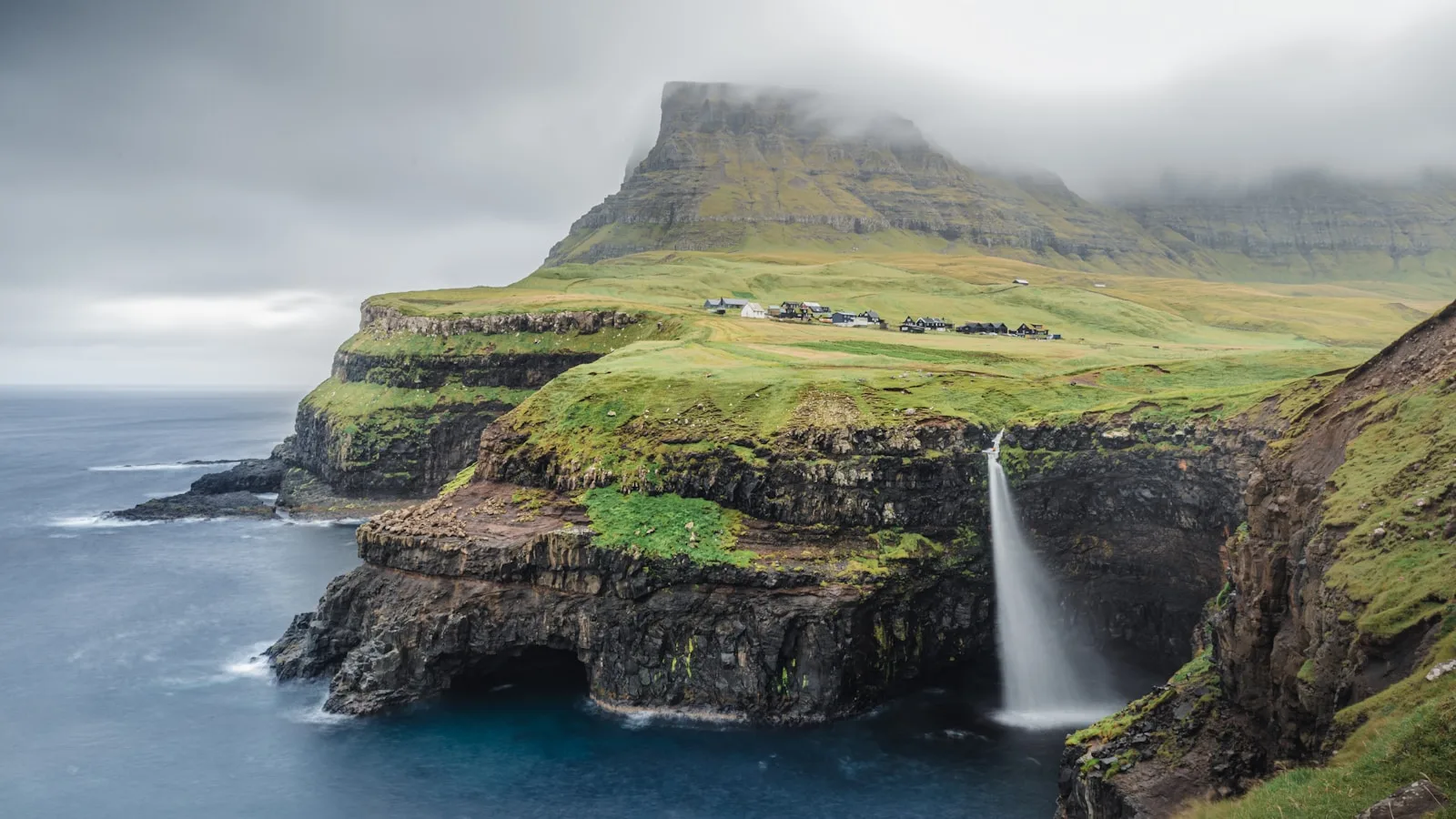 Gásadalur et la cascade Múlafossur