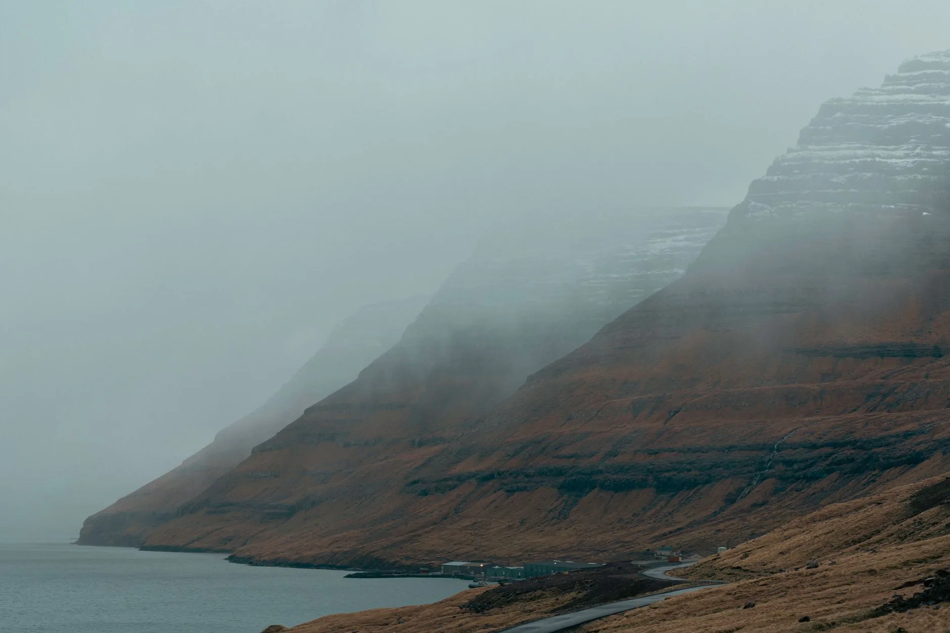 Pourquoi Vágar est-il autant exposé au brouillard ?